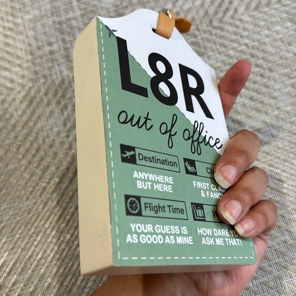 Ashland Home & Work Tabletop Decor L8R Out of Office Humor Luggage Tag Sign NWT - Picture 8 of 9